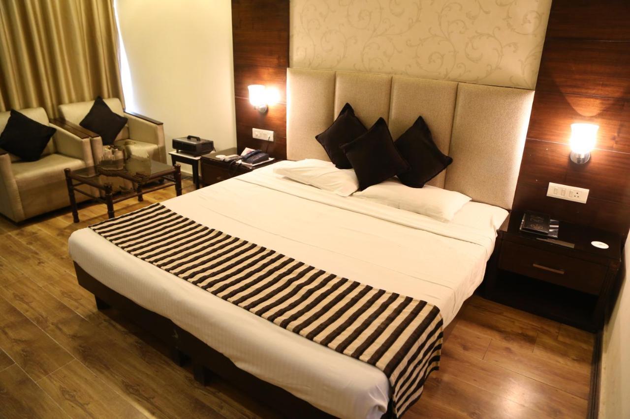 Hotel Parbhat Inn Panchkula Bagian luar foto