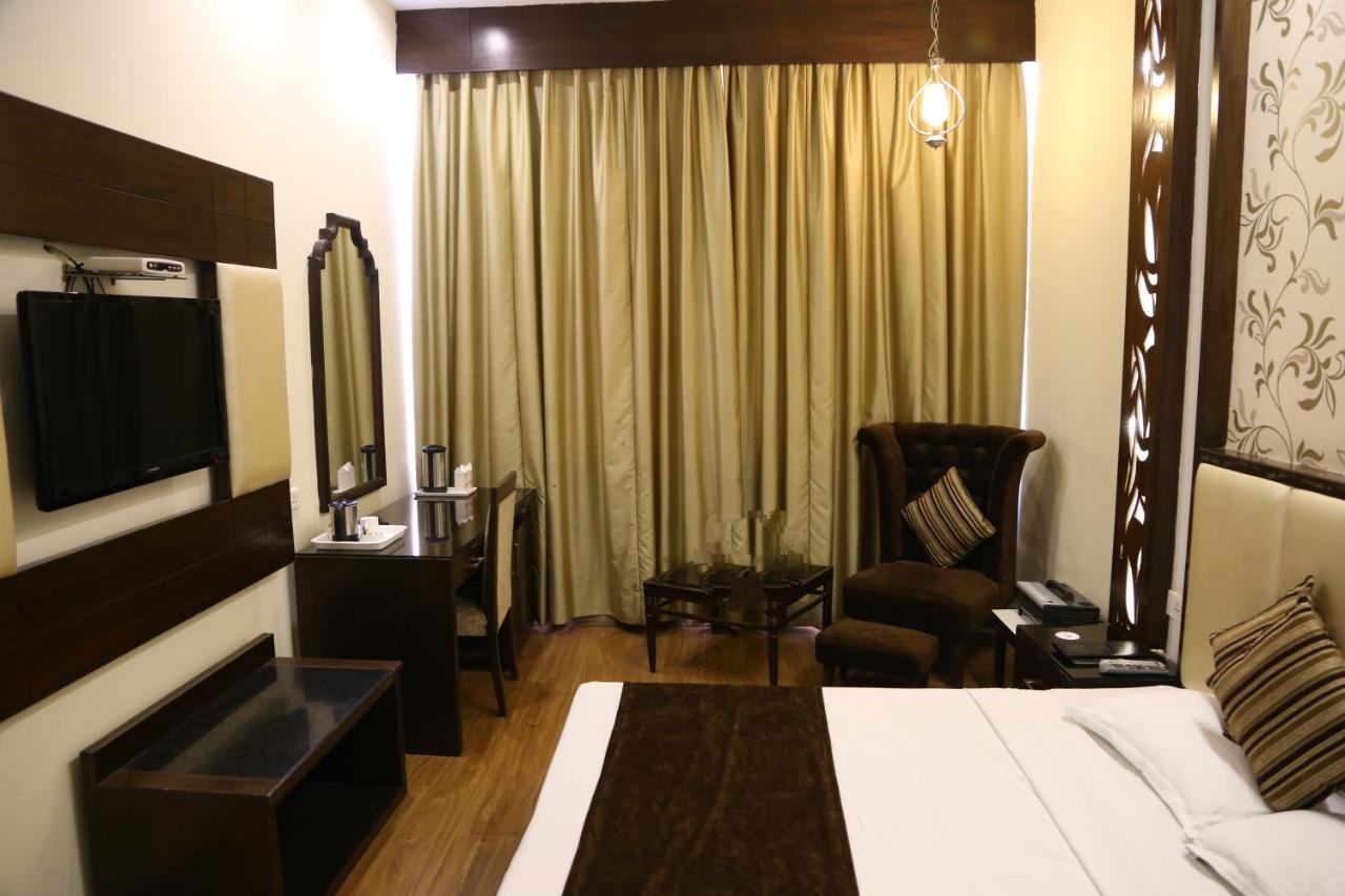 Hotel Parbhat Inn Panchkula Bagian luar foto