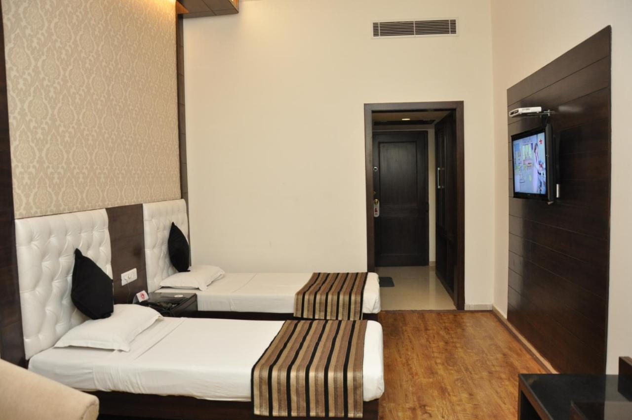 Hotel Parbhat Inn Panchkula Bagian luar foto