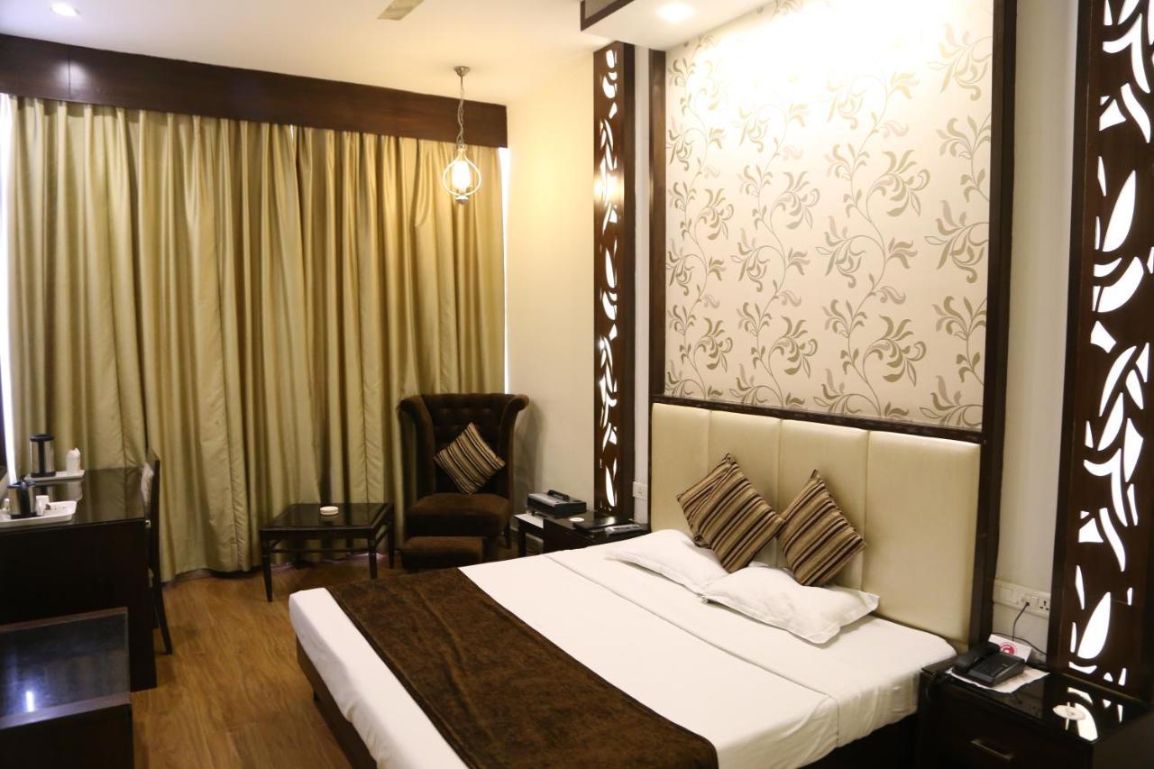 Hotel Parbhat Inn Panchkula Bagian luar foto